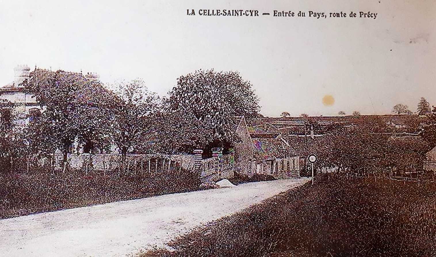 cartes postales anciennes - 32-001 rte de precy entree du village