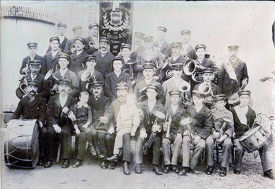 cartes postales anciennes - 65-001 fanfare du village