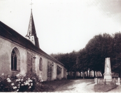 cartes postales anciennes - 2-119 l'eglise et le monument aux morts