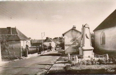 cartes postales anciennes - 17-41 monument aux morts 3