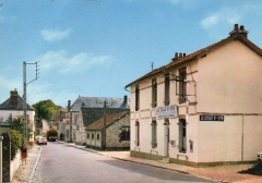 cartes postales anciennes - 19-007 la poste et la route de loivre 2