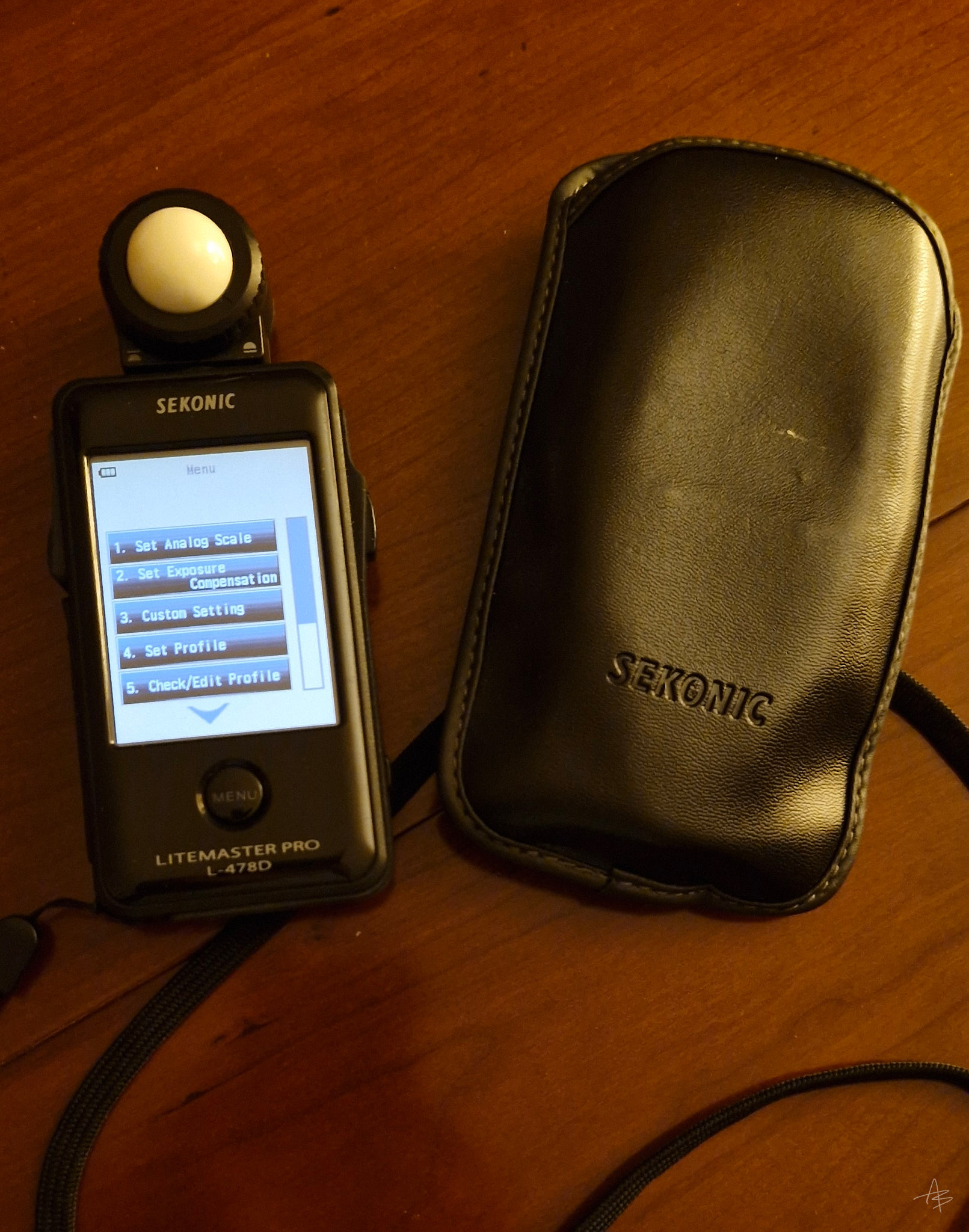 photo Sekonic-JPEG - 2048px WEB sign blanc